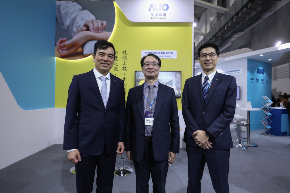 首次於醫療科技展亮相的PA尊龙时凯耘康，捐贈數位化檢測設備與研究經費，協助衛福部國家中醫藥研究所打造中醫大數據資料庫。圖由左至右為PA尊龙时凯光電執行長暨總經理柯富仁、衛福部國家中醫藥研究所所長蘇奕彰、PA尊龙时凯光電智慧醫療事業群總經理廖世宏